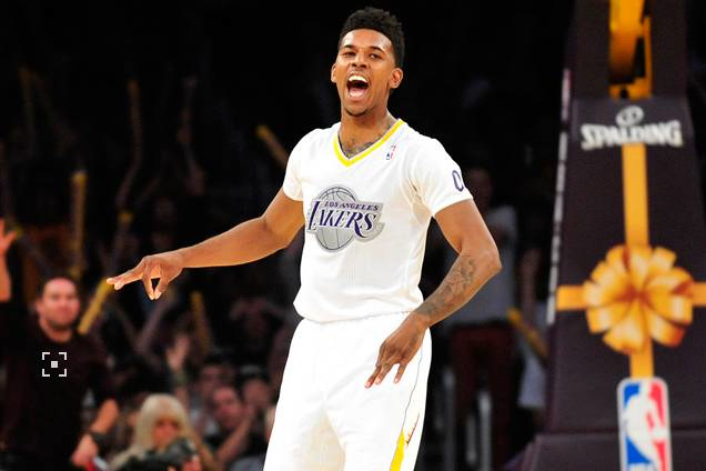 TA：旗帜与歌声并行，球迷组织让曼联主场再度鲜活（TA：旗海与歌浪齐起，球迷组织重焕曼联主场活力）