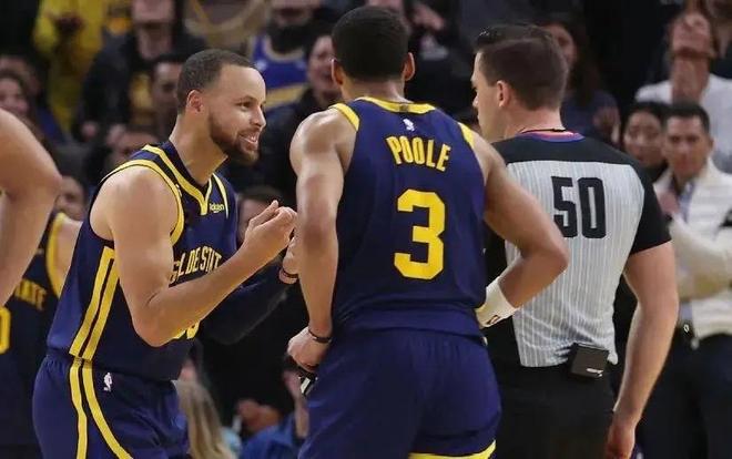 半场战报：都灵1-1科莫，弗拉希奇点射，阿达伊建功（半场比分：都灵1-1科莫，弗拉希奇点球命中，阿达伊破门）