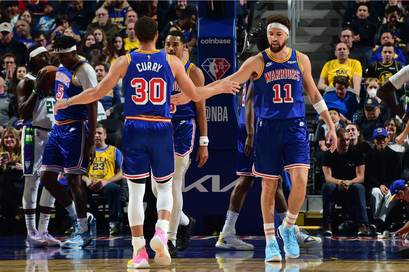 足球法甲豪门官宣续约核心前锋，合同长达五年（法甲豪门宣布与主力前锋完成续约，合同期五年）