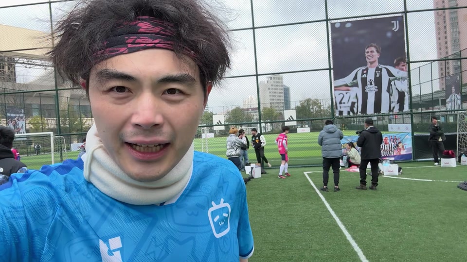 詹姆斯末节连得10分+致命抢断，湖人112-108险胜76人，40岁传奇再创历史纪录（40岁詹姆斯末节连拿10分+关键抢断，助湖人112-108险胜76人，再刷历史纪录）