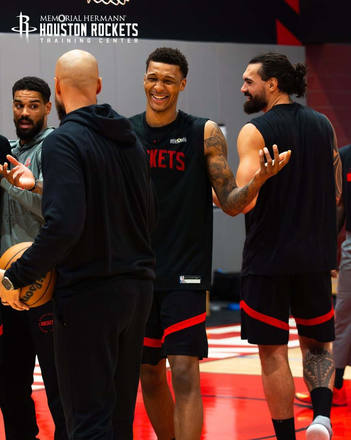 替补球员首秀即得分，成为焦点（替补登场首秀建功，瞬间抢镜）