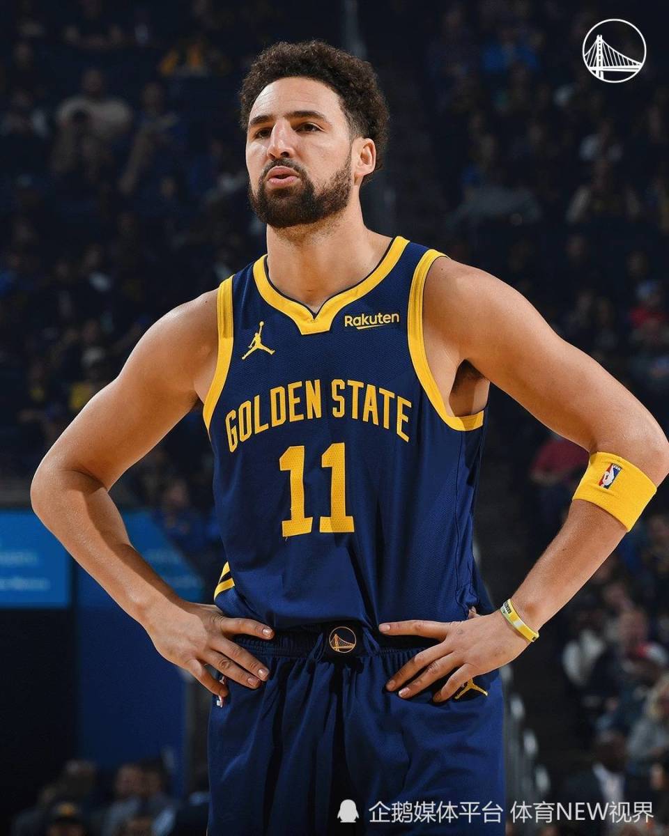 非常不爽！詹姆斯在哨响的一瞬间起身返回更衣室 完全不理会球迷的呼喊（终场哨响后詹姆斯立刻返回更衣室，对球迷呼喊置之不理）