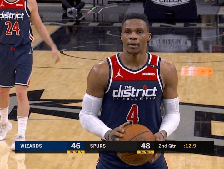 雷霆狂胜独行侠豪取14连胜！SGA三节打卡33分，浓眉9中1仅得2分（雷霆大胜独行侠豪取14连胜：SGA三节轰33分，浓眉9投1中仅2分）