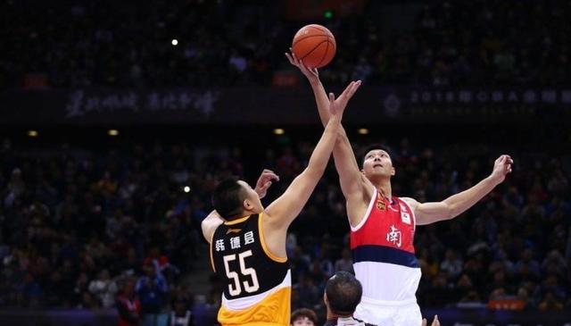 贝纳蒂亚：裁判偷了我们的点球，和他们说话时几乎都不看你（贝纳蒂亚：裁判抢走了我们的点球，与他们交流时几乎不看人）