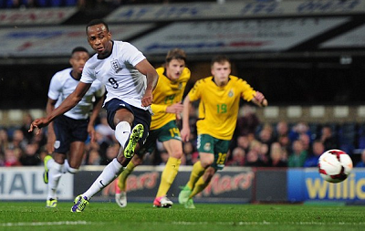 英超-狼队VS曼联：送副班长首胜？NO！阿莫林要逼近欧冠区（英超｜狼队战曼联：拒送副班长首胜，阿莫林冲刺欧冠区）